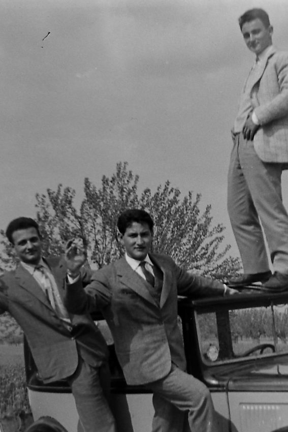 Giorgio, Lamberto e sul tettuccio Toni, il nipote del "filandiere"