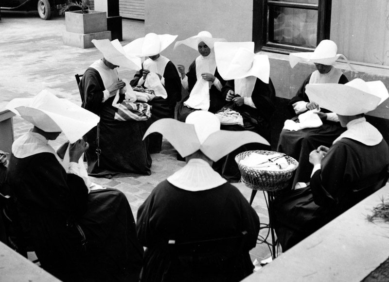 Le suore cappellone intente a ricamare all'interno dell'Istituto Santo Stefano di Porto Potenza Picena. Fototeca Comunale Bruno Grandinetti.